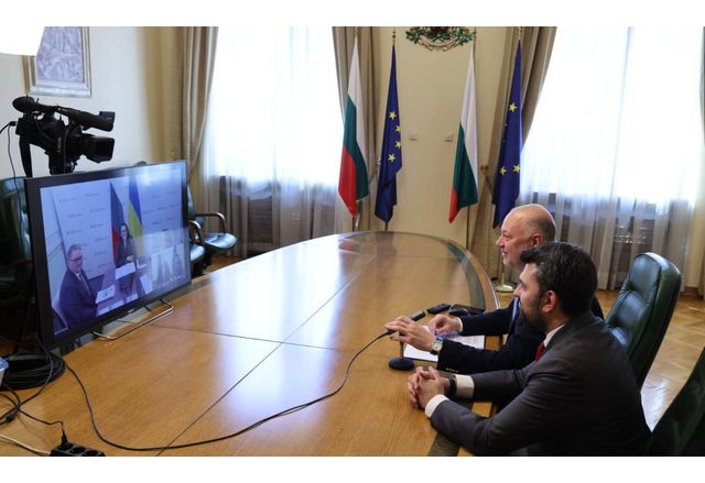 Министър-председателят Росен Желязков по време на видеоконферентния му разговор с украинския премиер Юлия Свириденко