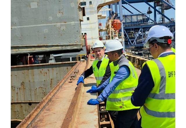 Министърът на енергетиката Жечо Станков инспектира доставката на 2526 тръби
