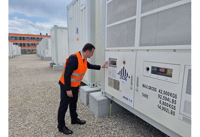 Съоръжението изградено от 111 контейнера с батерии на територията на