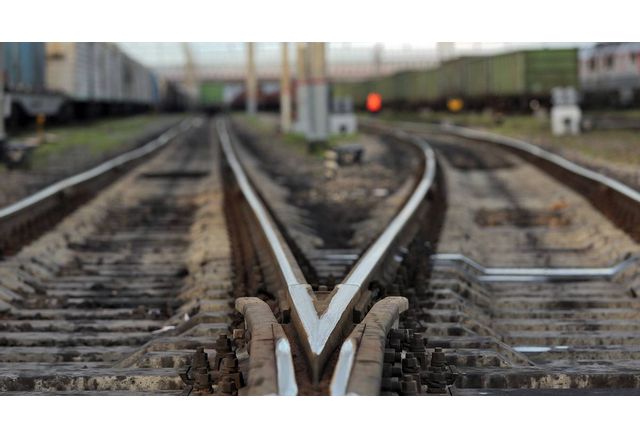 Локомотив блъсна пътнически влак на гарата в Карнобат Това съобщиха