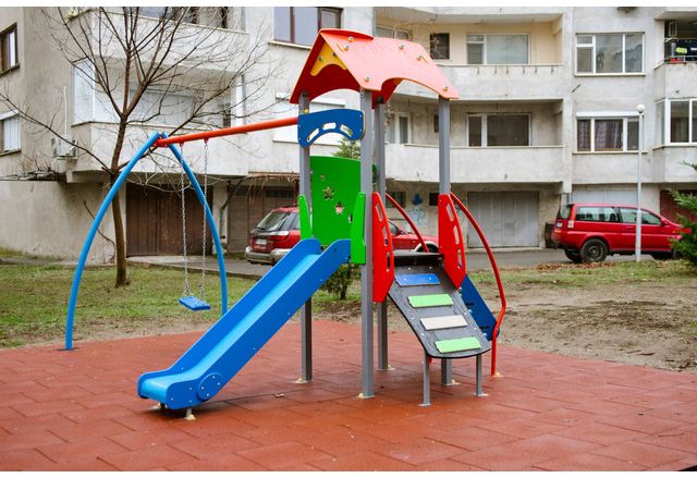 Приключи обновяването на четири детски площадки в гр Мездра Със