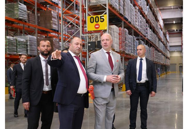 Той откри изградена нова логистична база в старозагорското село Загоре - инвестиция за над 60 милиона лева, осигуряваща повече от 250 нови работни места