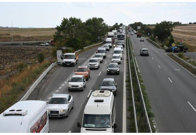 Верижна катастрофа преди Карнобат блокира тотално магистрала Тракия в посока