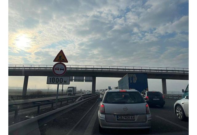 Километрично задръстване се образува на Северната скоростна тангента в посока