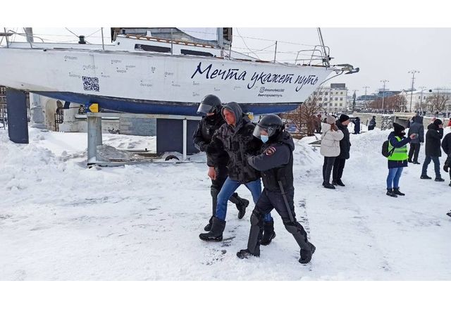 Руската полиция е задържала над 316 души души по време