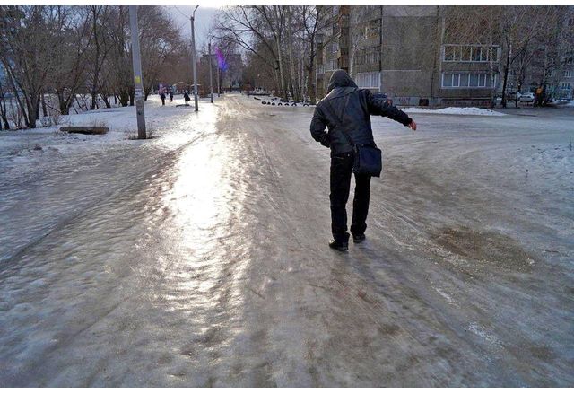 Заледени и непочистени улици и тротоари