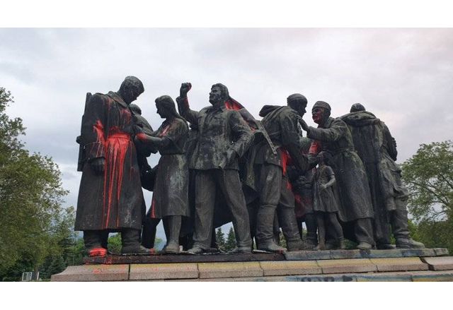 Паметникът на окупационната съветска армия който продължава да унижава с