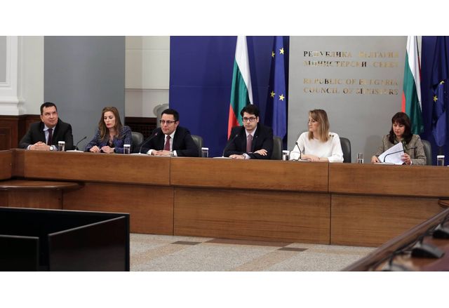 Заместник министър-председателят по управление на европейските средства Атанас Пеканов на брифинг в Министерския съвет