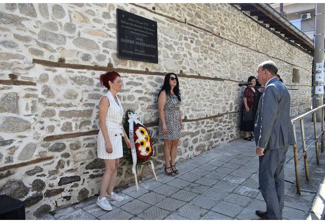 Заместник-кметът по хуманитарни дейности в Асеновград Петър Петров поднесе венец пред паметната плоча на Паисий Хилендарски в града