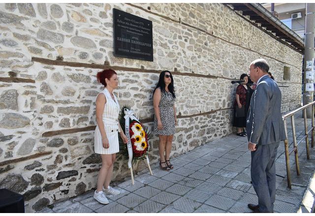 Заместник кметът по хуманитарни дейности в Асеновград Петър Петров поднесе венец
