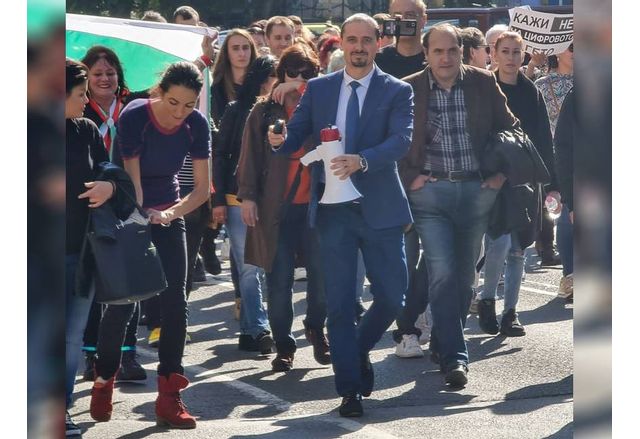 Зам.областният управител Асен Бонджев поведе протеста срещу служебното правителство в Бургас