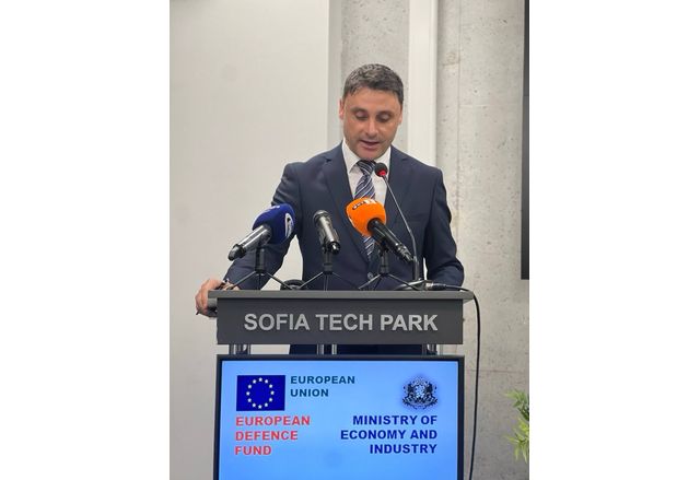 Зам.-министърът на икономиката и индустрията д-р Давид Сукалински 