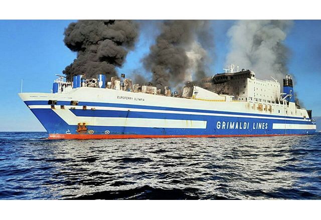 Спасителната операция на горялия край остров Корфу ферибот ще продължи