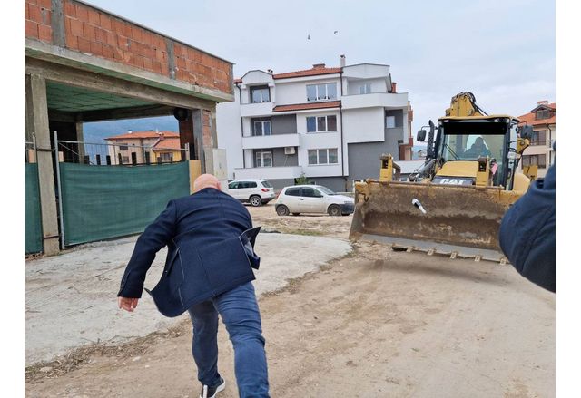 Зам кметът по строителството в Асеновград инж Стоян Димитров направи символична