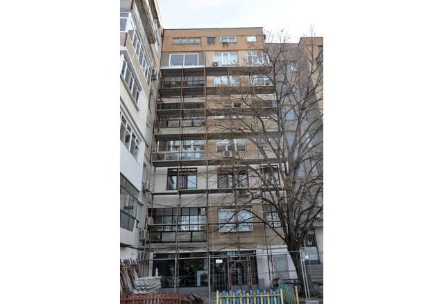 Стартира санирането на бл 7 в асеновградския кв Изток Зам кметът на