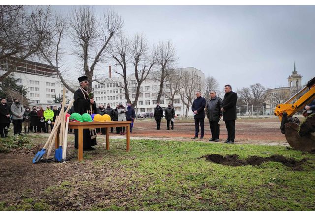 "Първа копка" на съоръжението направиха началникът на висшето училище флотилен адмирал  проф. Боян Медникаров, кметът на Варна Иван Портних, областният управител Стоян Пасев и представители на фирмата изпълнител