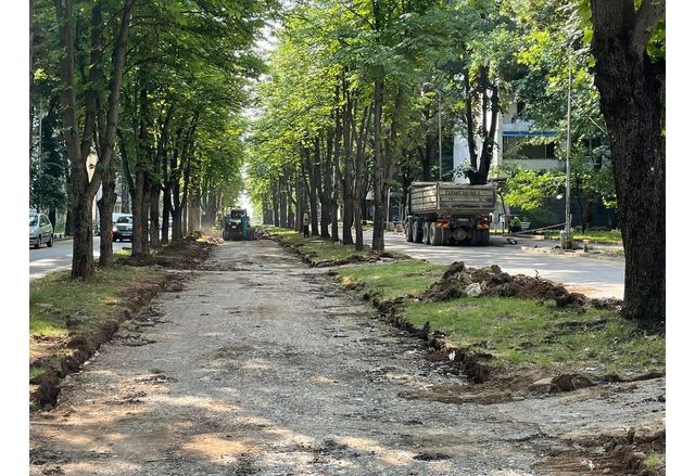 Започна ремонтът на алеите към стадиона във Враца