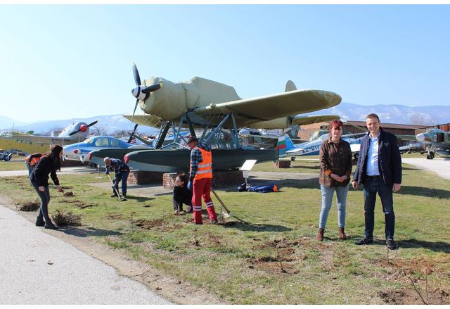 Засаждат 300 храста рози в Музея на авиацията край Пловдив