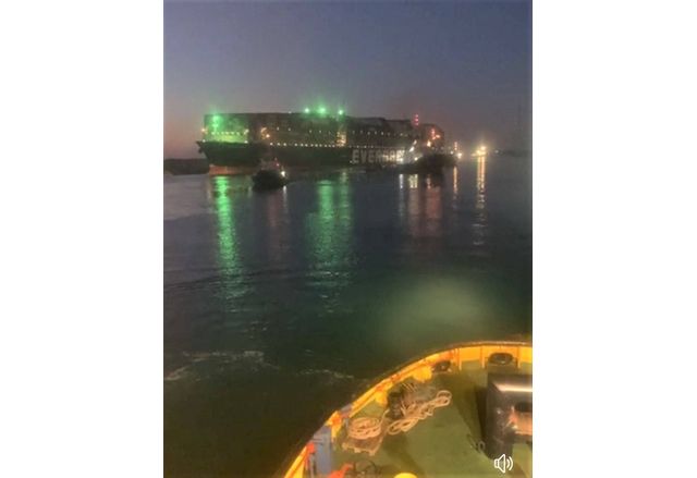 Заседналият в Суецкия канал кораб е освободен