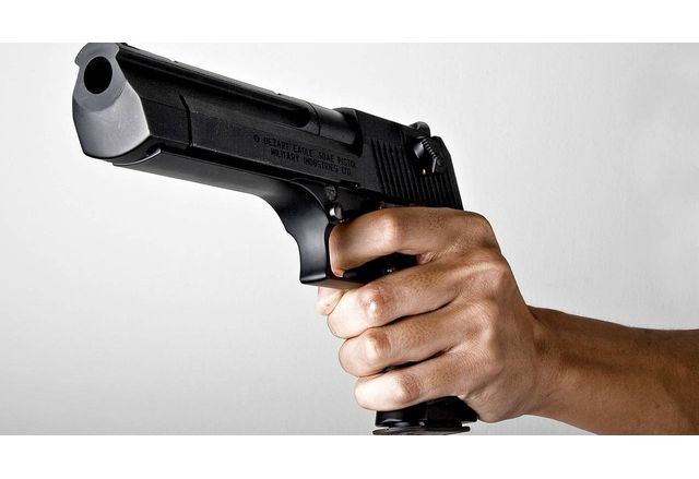 Застреляха млад мъж с боен пистолет в Сливен вчера вечерта