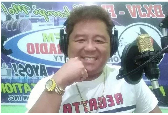 Застреляха филипински журналист в дома му