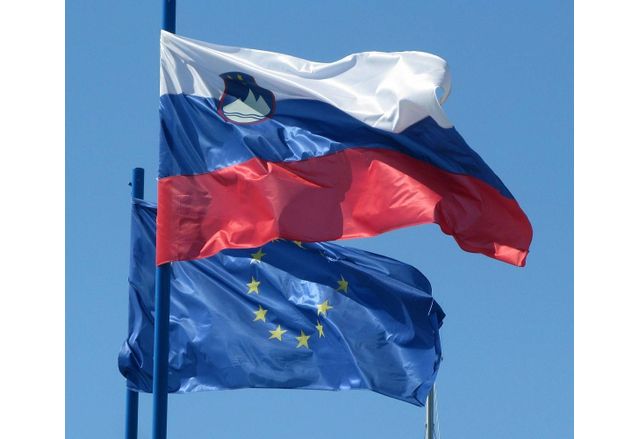 Знамената на Словения и ЕС