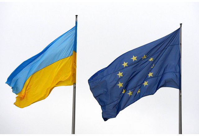 Знамето на Европейския съюз и знамето на Украйна