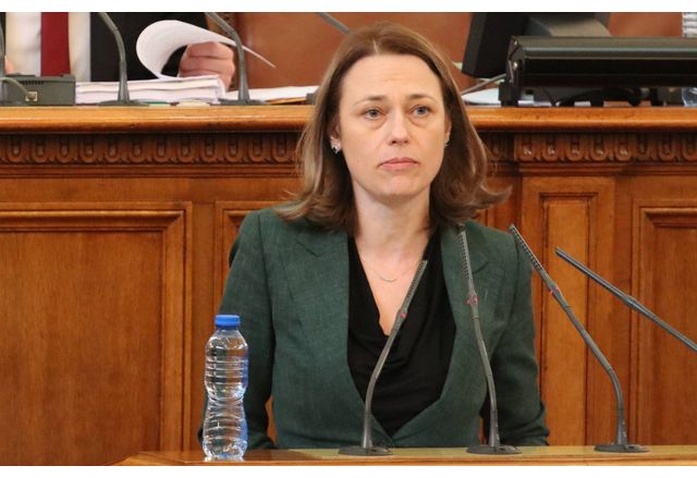 Росен Желязков уволни бившата председателка на парламента Ива Митева потвърди