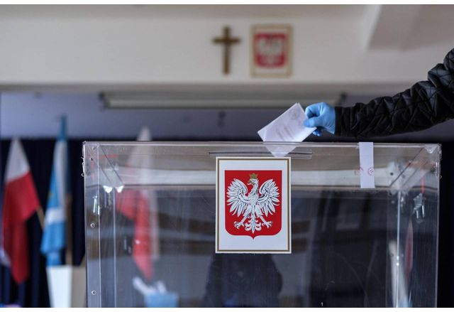 Поляците гласуват за кметове в стотици градове и села в