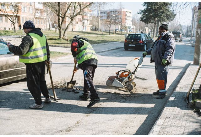 Изкърпване на улици в Мездра