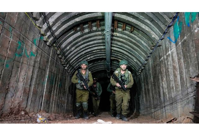Израелски военни в тунелите под Газа