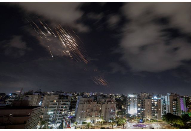 Иран обстрелва с ракети Израел