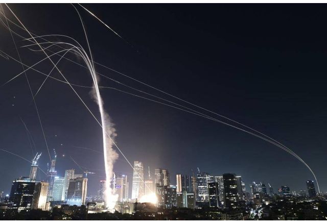 Иран и Израел тази нощ продължиха да си нанасят въздушни