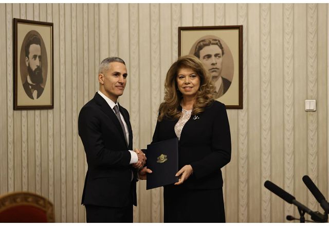 Президентът Илияна Йотова връчи папката с мандата за съставяне на
