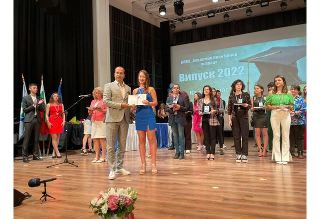Калин Каменов връчи дипломи на отличени ученици на Математическата гимназия