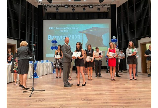 Калин Каменов връчи дипломите на лауреати от Математическата гимназия