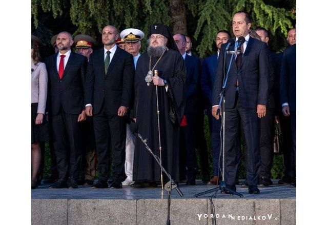 Имало някога народ изстрадал измъчен страхуващ се но дълбоко в