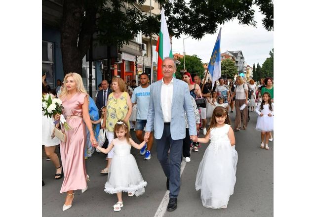 Повече от 200 малки момичета облечени в бели и пъстри