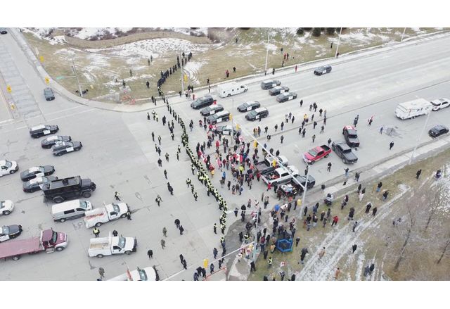 Канадската полиция разчисти протестиращите и автомобилите които блокираха жизнено важен