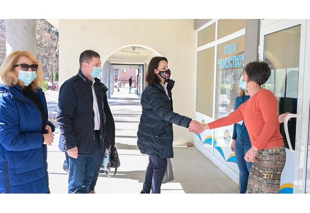 Кандидатите от Коалиция ГЕРБ - СДС направиха дарение на библиотеката в Кюстендил