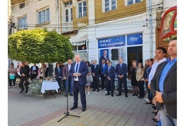 Днес кандидат кметът на ГЕРБ за град Ихтиман Калоян Илиев откри