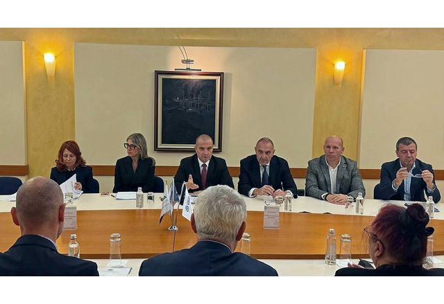 Вицепремиерът и министър на транспорта и съобщенията Гроздан Караджов на среща със синдикално представените организации на пристанище Варна