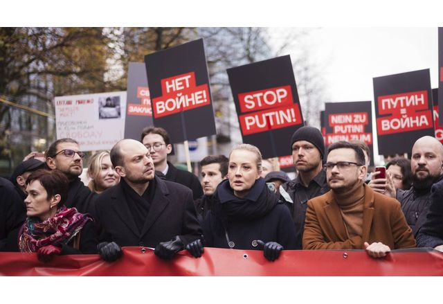 Най малко хиляда привърженици на руската опозиция живеещи в изгнание водени