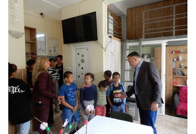 На Велики четвъртък кметът д-р Емил Кабаиванов посети социалните центрове за деца в гр. Карлово