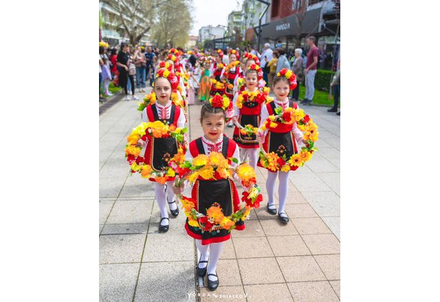 Близо 1000 деца и ученици взеха участие в първия Карнавал