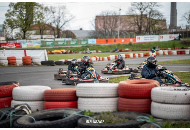 Звездата на Формула 1 Джанкарло Фисикела заедно с 62