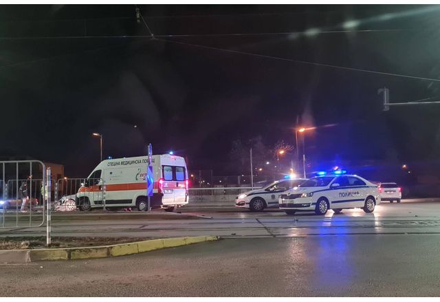 Жестока катастрофа е станала преди минути на кръстовището между булевардите