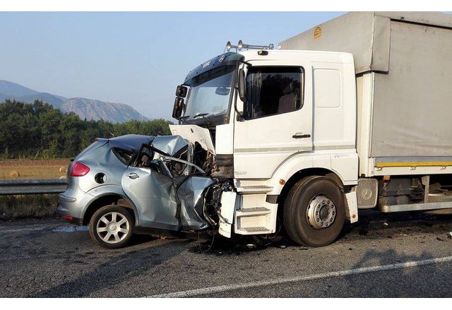 Катастрофа между ТИР и лек автомобил (снимката е илюстративна)