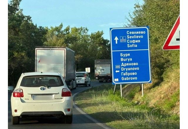 Катастрофа между кола и автобус на главния път София