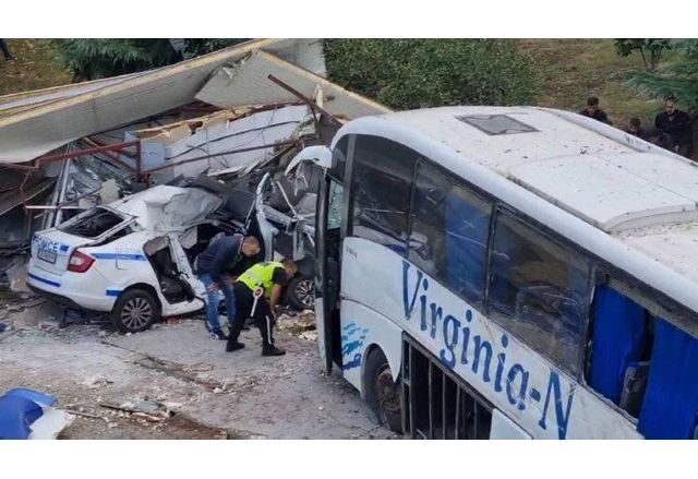 Катастрофата, при която загинаха двама полицаи, блъснати от автобус с нелегални мигранти